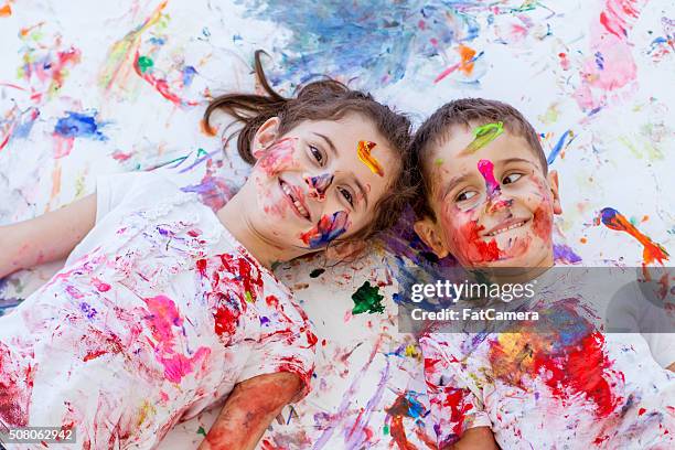 fun childhood finger painting brother and sister - vingerverf stockfoto's en -beelden