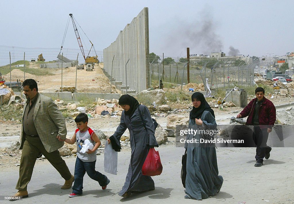 Israelis Construct Wall Around Ramallah