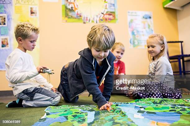 elementary students playing in kindergarten - children only stock-fotos und bilder
