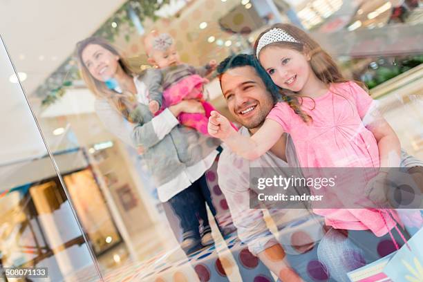 family shopping - etalages kijken stockfoto's en -beelden