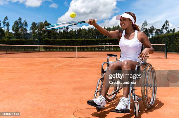 giocatore di tennis paralimpici - disabled athlete foto e immagini stock