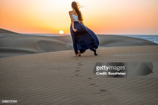 woman on the sand dunes - duna - fotografias e filmes do acervo