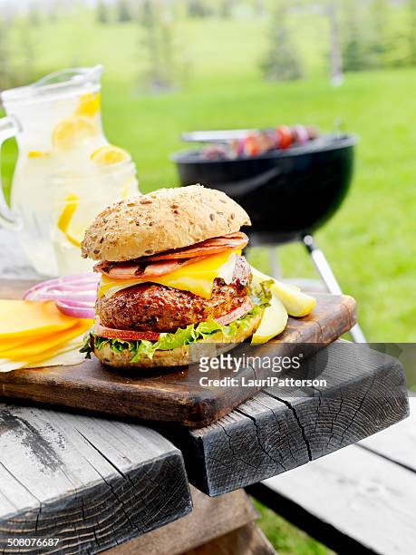 cheeseburger mit speck - american burger stock-fotos und bilder