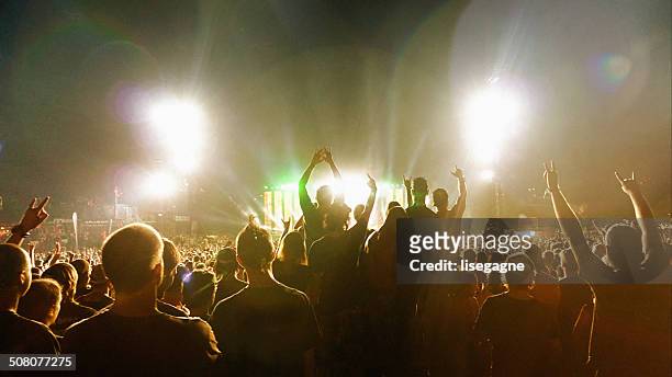 群衆の音楽コンサート - ヘビーメタル ストックフォトと画像