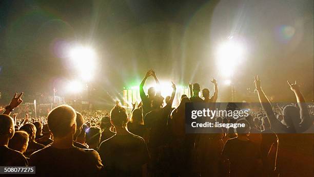 multidão em um concerto de música - heavy metal - fotografias e filmes do acervo