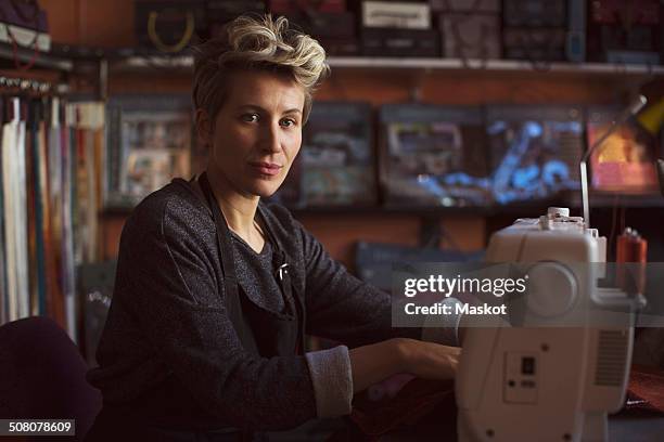 portrait of confident female tailor in design studio - stilista di moda foto e immagini stock