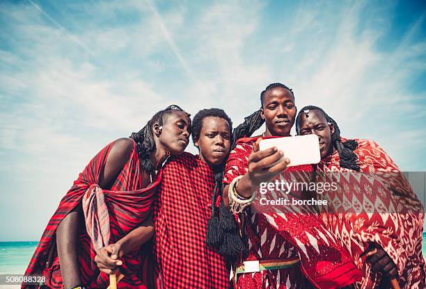 masai a tirar uma selfie - tanzania imagens e fotografias de stock