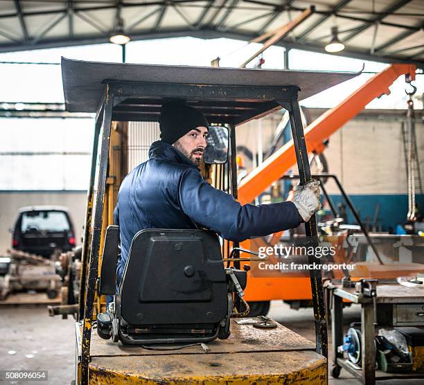 man driving ein gabelstapler  - hubwagen stock-fotos und bilder