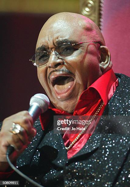 Solomon Burke performs on stage at a benefit show in aid of the United Nations' UNHCR refugees fund, at The Royal Albert Hall on May 6, 2004 in...