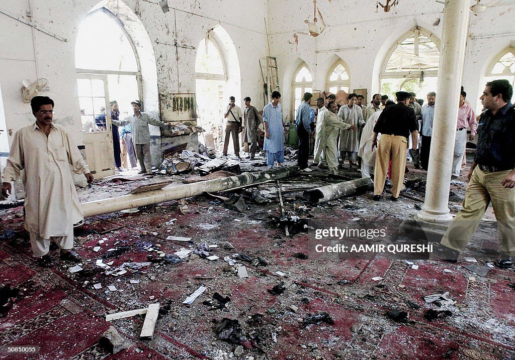 Pakistani worshippers and police officer