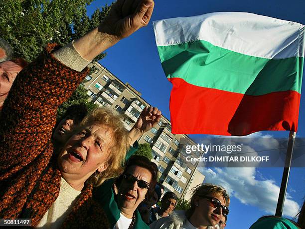 Bulgarian women shout slogans in front of the Libyan embassy building in Sofia, 07 May 2004, during a rally to support of five Bulgarian nurses...