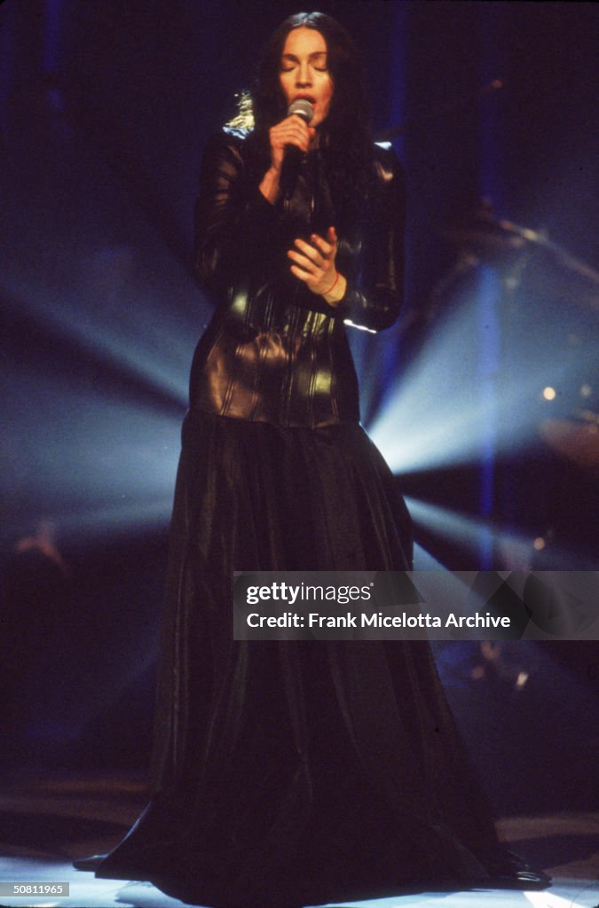 Madonna Performs At The 1998 VH1 Fashion Awards