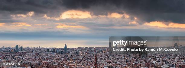 sunrise in barcelona - barcelona day stock-fotos und bilder