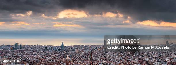 sunrise in barcelona - barcelona day photos et images de collection