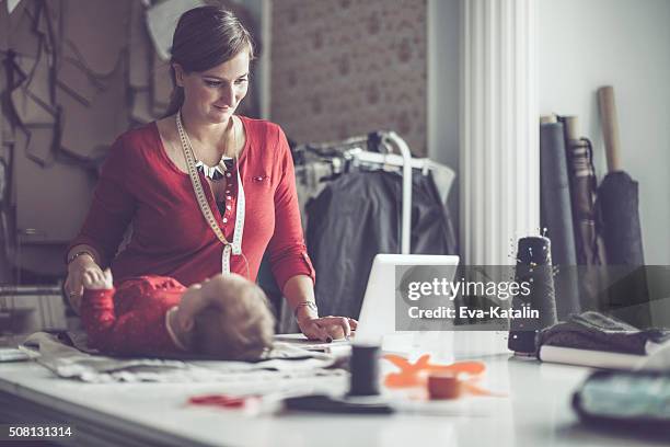 en el lugar de trabajo - leanincollection working mom fotografías e imágenes de stock