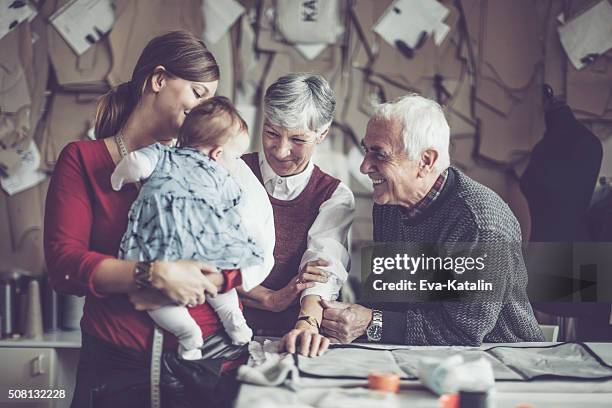 no local de trabalho - family business generations imagens e fotografias de stock