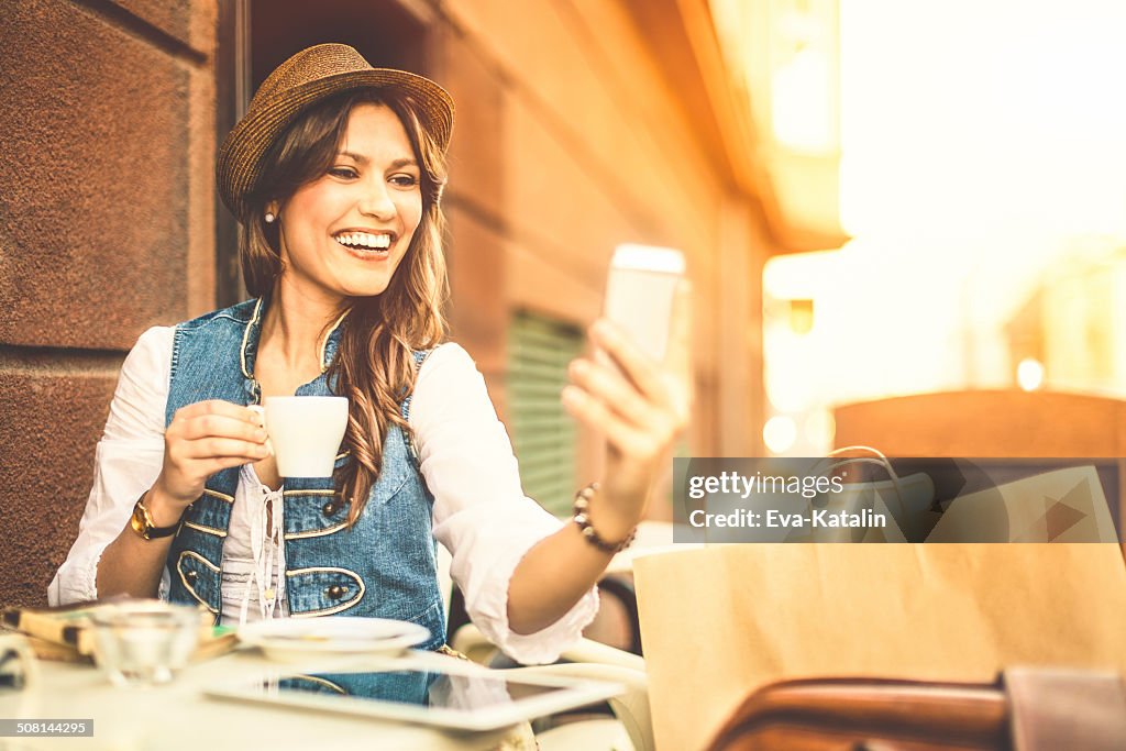 Hispanic Natur-und genießen Sie eine Tasse Kaffee