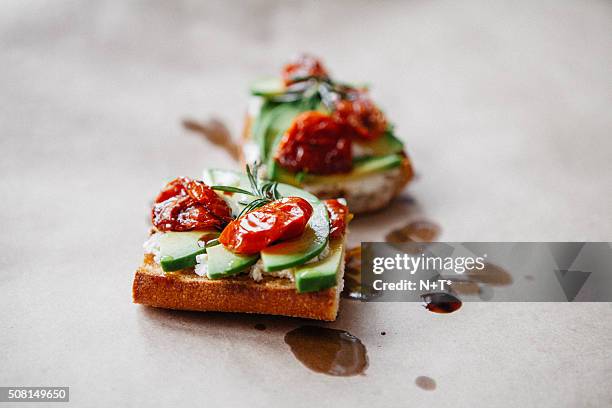 avocado crostini - sonnengetrocknete tomate stock-fotos und bilder