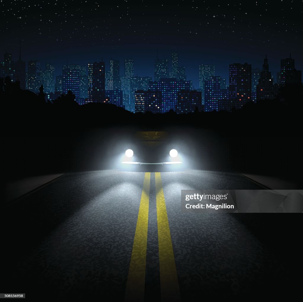 Nacht reisen mit dem Auto und die Stadt auf den Horizont