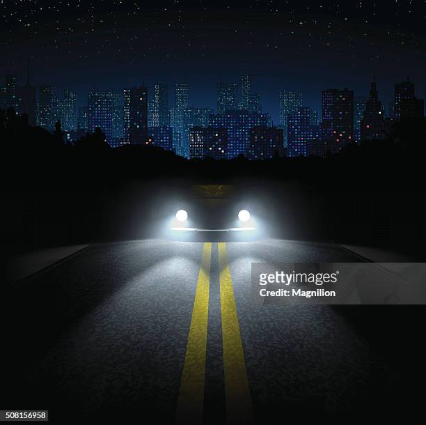 ilustraciones, imágenes clip art, dibujos animados e iconos de stock de noche de viaje con el automóvil y la ciudad en el horizonte - conducir
