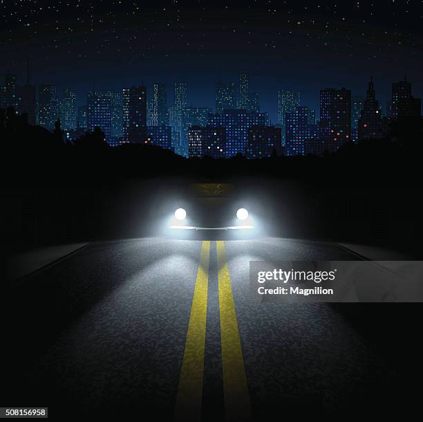 ilustrações, clipart, desenhos animados e ícones de estrada de noite com o carro e a cidade no horizonte - noite