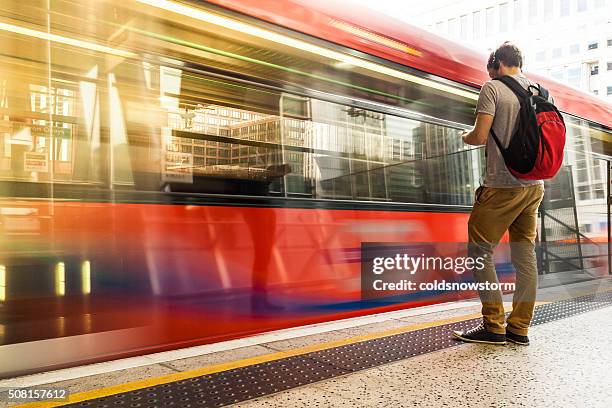 junger mann mit rucksack und kopfhörer bereit für den - london tube stock-fotos und bilder