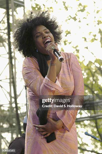 Singer Macy Gray performs at the American Express "Live At The Battery" Concert during the 2004 Tribeca Film Festival May 8, 2004 in New York City.