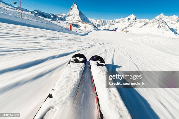 skifahrer's point of view - schifahren stock-fotos und bilder