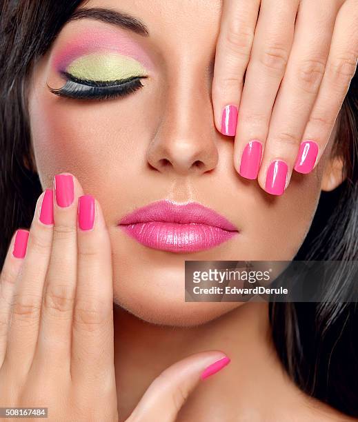  Moda Maquillaje Y Fucsia Color Manicura De Uñas Polaco Foto de stock