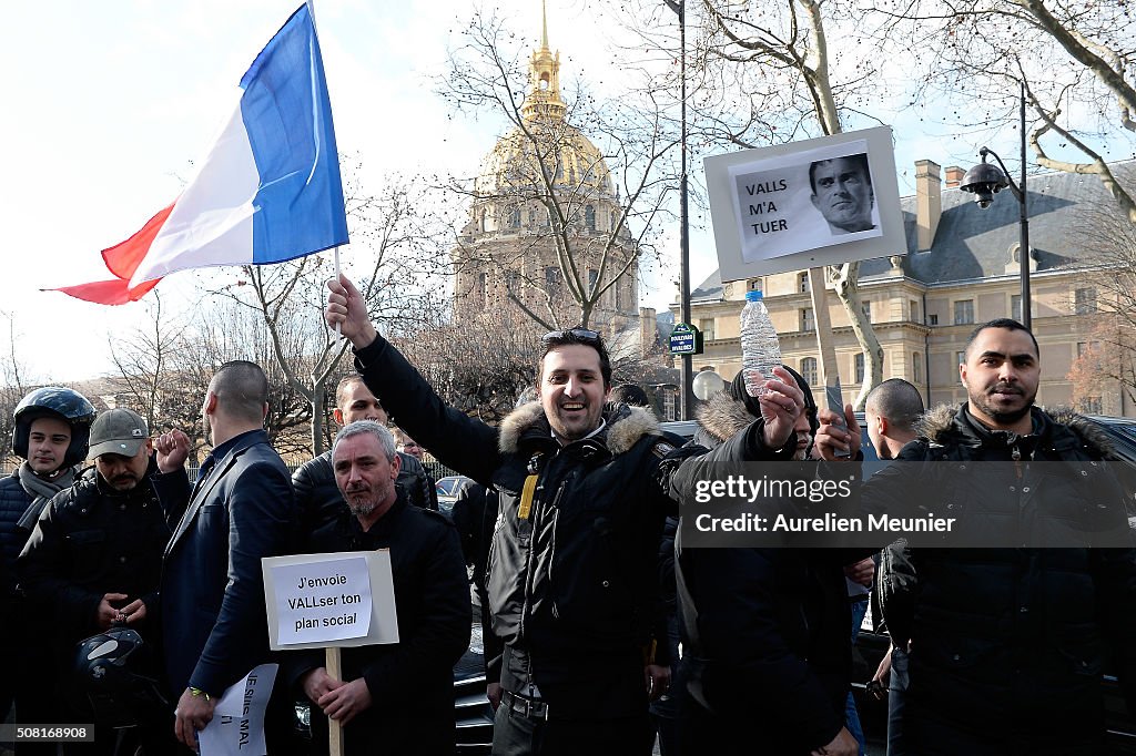 Non-licensed Private Hire Cab Drivers, known As VTC in France Demonstrate In Paris