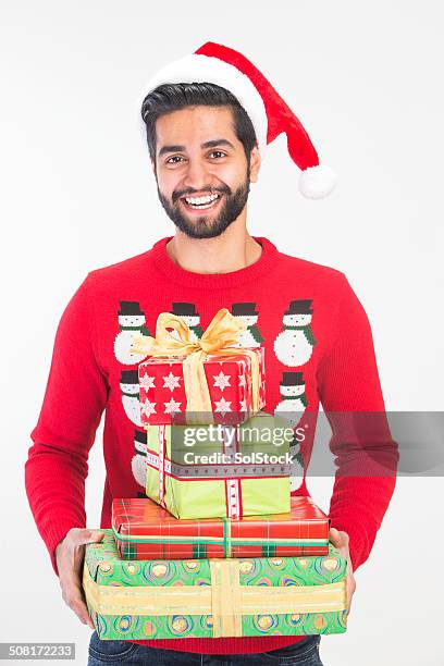 weihnachts geschenke - weihnachtspullover mann stock-fotos und bilder