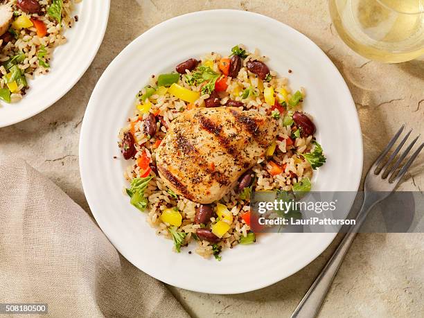 grilled chicken with quinoa and brown rice salad - quinoa stockfoto's en -beelden