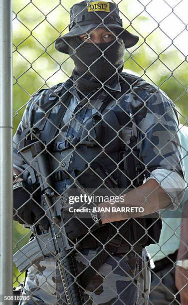 Member of the Venezuelan Intelligence and Prevention General Direction guards in front of the military district attorney?s office 09 May 2004, in...