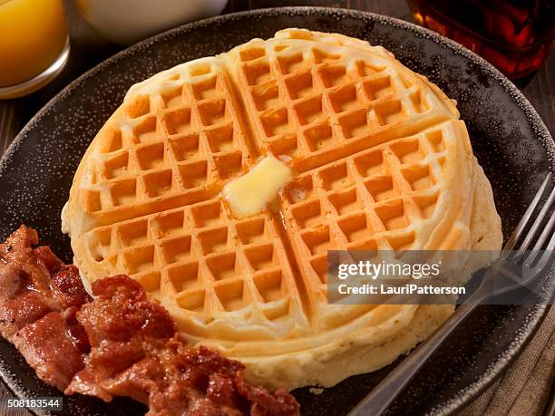 burro di fusione e cialde con bacon - cialda foto e immagini stock