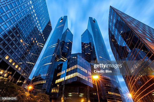 office buildings in financial district la defense, paris, france - la défense stockfoto's en -beelden