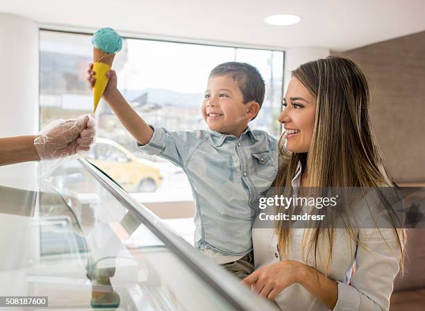 mutter und sohn kaufen ein eis - eiscreme kaufen stock-fotos und bilder