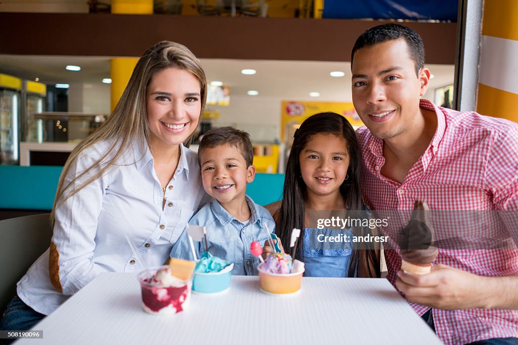 Glückliche Familie in einer Eisdiele