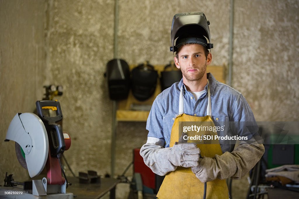 Profissional jovem trabalhando como Soldador em metal COMPRAR