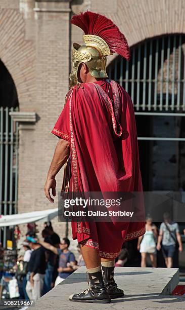 roman centurion at the colosseum, rome, italy - romaans stockfoto's en -beelden