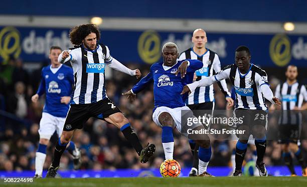 Arouna Kone of Everton is closed down by Fabricio Coloccini and Henri Saivet of Newcastle United during the Barclays Premier League match between...