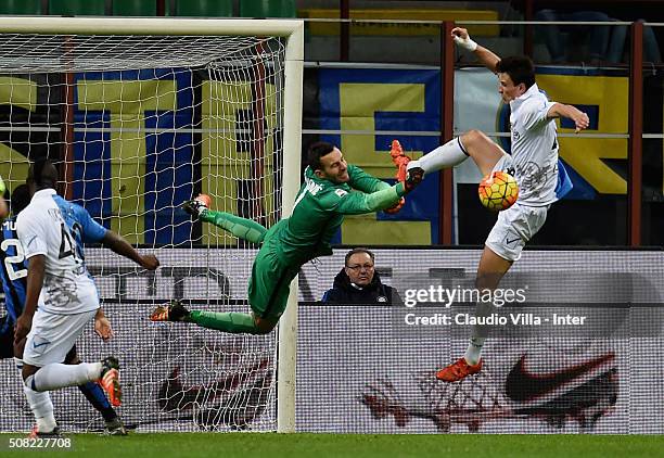 Samir Handanovic of FC Internazionale in action during the Serie A match between FC Internazionale Milano and AC Chievo Verona at Stadio Giuseppe...