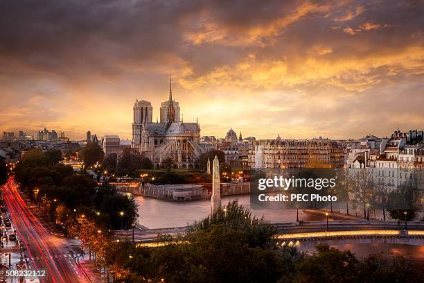 notre dame de paris - church color light paris stockfoto's en -beelden