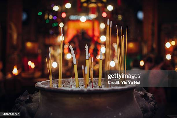 smoke swirling out of joss stick in an incense pot - templo de man mo - fotografias e filmes do acervo