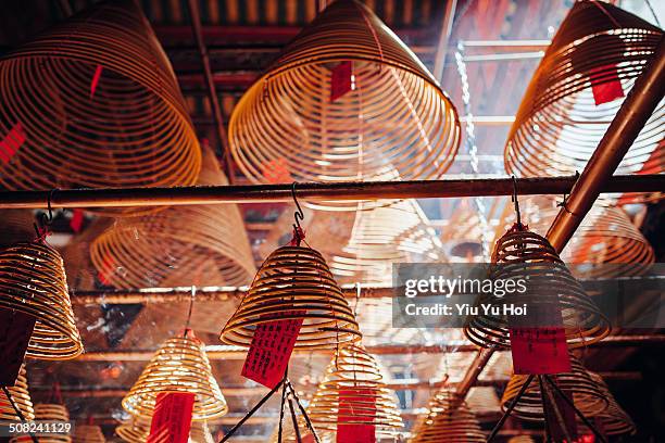 incense coils hanging on the roof of temple - templo de man mo - fotografias e filmes do acervo
