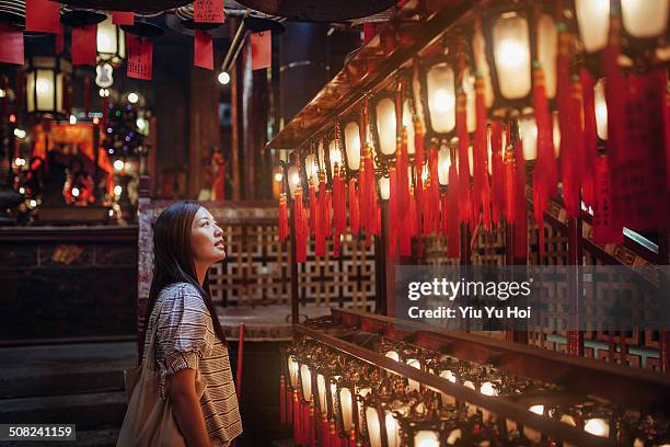 female looking up and admiring the red lanterns - chinese culture stockfoto's en -beelden