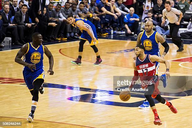 The Washington Wizards Garrett Temple dribbles past Golden State Warriors Marries Speights and Draymond Green at the Verizon Center in Washington,...