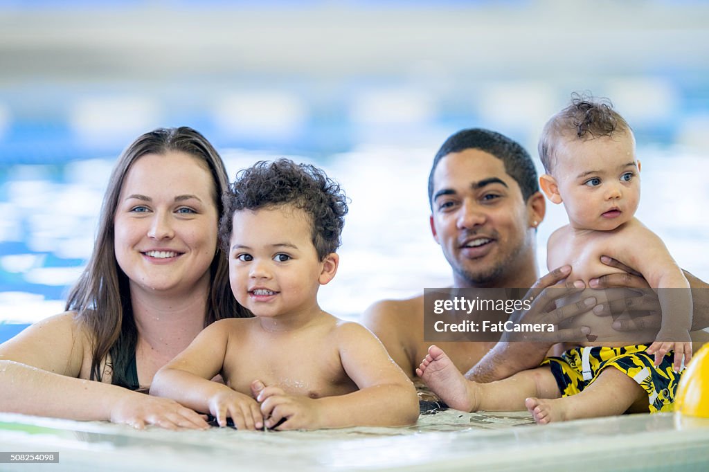 Famille, passer du temps au bord de la piscine