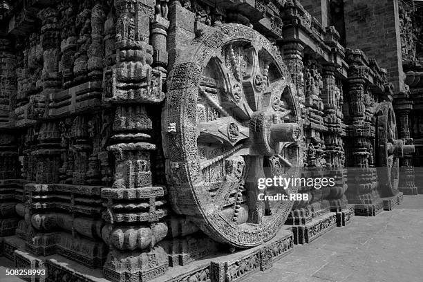 sun temple chariot wheel - konark wheel stock pictures, royalty-free photos & images