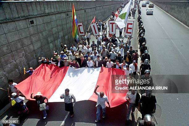 Campesinos cocaleros que cuentan con el apoyo de sindicatos marchan hacia la sede de la Presidencia del Consejo de Ministros en Lima, el 11 de mayo...
