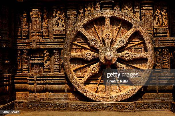 chariot wheel at sun temple, konark - konark wheel stock pictures, royalty-free photos & images